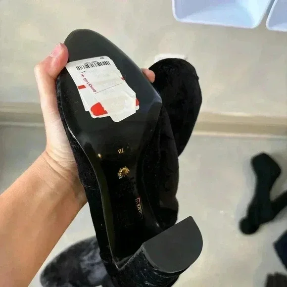 STUART WEITZMAN
Vidaland Convertible Boot in Black Crushed Velvet‎ - Picture 9 of 11